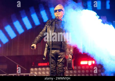 Holly Johnson von Frankie geht live bei der 80er Live Party in der Veltins-Arena auf Schalke. Gelsenkirchen, 23.03.2024 *** Holly Johnson aus Frankie geht live auf der 80er Jahre Live Party in der Veltins Arena in Schalke Gelsenkirchen, 23 03 2024 Foto:xxF.xZeisingx/xFuturexImagex 80er live 4382 Stockfoto