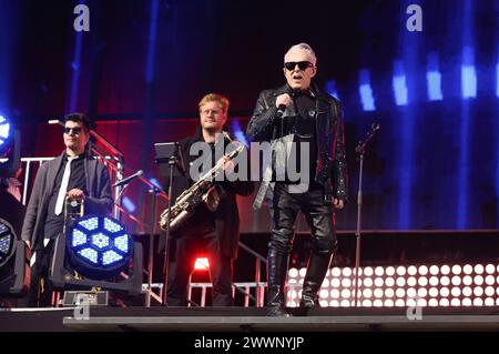 Holly Johnson von Frankie geht live bei der 80er Live Party in der Veltins-Arena auf Schalke. Gelsenkirchen, 23.03.2024 *** Holly Johnson aus Frankie geht live auf der 80er Jahre Live Party in der Veltins Arena in Schalke Gelsenkirchen, 23 03 2024 Foto:xxF.xZeisingx/xFuturexImagex 80er live 4383 Stockfoto