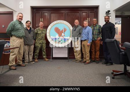 Yorktown, Virginia (22. Februar 2024) Captain Dan Patrick, Commanding Officer der Marinewaffenstation Yorktown, wird mit Mitgliedern des Umweltministeriums der Anlage fotografiert. Marineblau Stockfoto