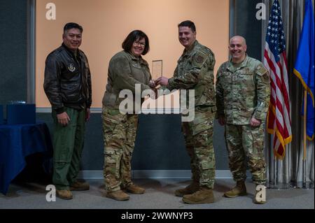 Senior Airman Cayl Garland, stellvertretender Crewchef der 434th Aircraft Maintenance Squadron, wird während einer Zeremonie auf der Grissom Air Reserve Base, 4. Februar 2024 als Airman of the Year für den 434th Air Taneling Wing ausgezeichnet. Luftwaffe Stockfoto