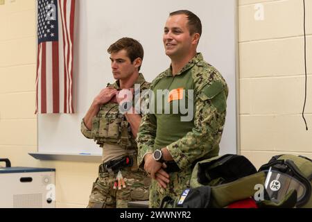 Orange City, Fl. - Techniker der US Navy explosive Ordnance Dispostion (EOD) und Navy Taucher, die der EODMU 12 und der Mobile Diving and Salvage Unit (MDSU) 2 zugewiesen sind, erklären die EOD- und Tauchfähigkeiten der US Navy und zeigen den lokalen Studenten der University High School während der Daytona Beach Navy Week Ausrüstung 2024, 15. Februar 2024. Das Navy Office of Community Outreach veranstaltet jedes Jahr wochenlange Marinewochen in verschiedenen US-Städten, um mit der Öffentlichkeit zu interagieren, die Fähigkeiten der Marine zu zeigen und an Veranstaltungen zur Gemeinschaft teilzunehmen. Marineblau Stockfoto