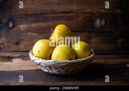 Frische herbstgelbe Äpfel auf Holztisch in Marokko Stockfoto