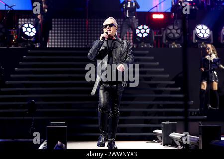 Holly Johnson von Frankie geht live bei der 80er Live Party in der Veltins-Arena auf Schalke. Gelsenkirchen, 23.03.2024 *** Holly Johnson aus Frankie geht live auf der 80er Jahre Live Party in der Veltins Arena in Schalke Gelsenkirchen, 23 03 2024 Foto:xxF.xZeisingx/xFuturexImagex 80er live 4390 Stockfoto