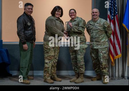 Senior Master Sgt. Christa Leach, 434th Civil Engineering Squadron First Sergeant, wird während einer Zeremonie auf der Grissom Air Reserve Base, Ind., 4. Februar 2024 als erster Sergeant des Jahres für den 434. Luftbetankungsflügel anerkannt. Luftwaffe Stockfoto