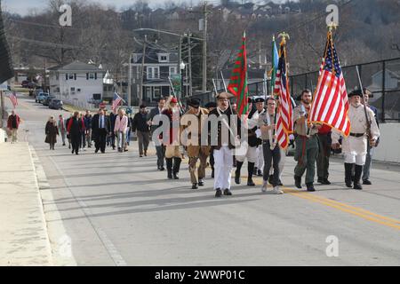 Am 9. Februar 2024 ziehen Mitglieder der Gemeinde und Teilnehmer der Zeremonie zur President William Henry Harrison Memorial Site in North Bend, OH. Stockfoto