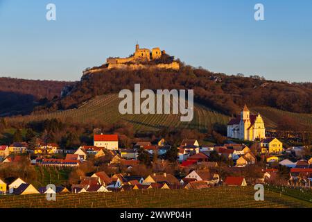 Falkenstein Ruinen und Stadt mit Weinberg, Niederösterreich, Österreich Stockfoto