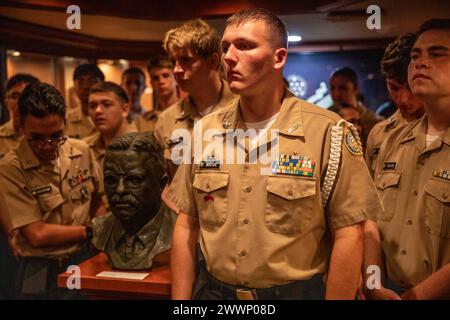 APRA HARBOR, Guam (7. Februar 2024) Guam High School Navy Junior ROTC Studenten besichtigen das Museum an Bord des Flugzeugträgers USS Theodore Roosevelt (CVN 71), 7. Februar 2024. Theodore Roosevelt, Flaggschiff der Carrier Strike Group Nine, ist derzeit Pier Side im APRA Harbor, Guam, für einen geplanten Hafenbesuch. Als integraler Bestandteil der US-Pazifikflotte betreibt die 7. Flotte Marine im Indopazifik und bietet die realistische und relevante Ausbildung, die erforderlich ist, um die Rolle der US-Navy im gesamten Spektrum militärischer Operationen – von Kampfeinsätzen bis hin zu humanitärer Hilfe und – wahrzunehmen Stockfoto