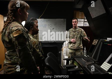 Philip Payne, 47th Operation Support Squadron Fluglotse, spricht mit einer Gruppe von Flugzeugen über die Arbeit im Radar Approach Control System (RAPCON) während einer Flugbetriebstour auf der Laughlin Air Force Base, Texas, 1. Februar 2024. Die Airmen haben Laughlins Mission, kampfbereite Piloten zu bauen, genauer unter die Lupe genommen, indem sie durch den Turm, RAPCON, die T-38C Talon Wartungshallen und vieles mehr fuhren. Luftwaffe Stockfoto