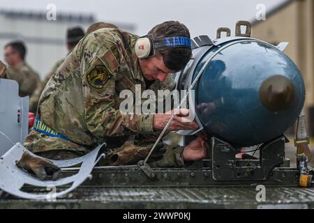 Shea Jadwin, ein Chef der konventionellen Wartungsmannschaft der 4th Munitions Squadron, nimmt am 23. Februar 2024 an einem jährlichen Wettkampf an der Seymour Johnson Air Force Base in North Carolina Teil. Jedes Jahr geht eine Ladetruppe jeder Einheit Kopf an Kopf in einem Wettkampf, bei dem Kleidung und Aussehen, Waffenkenntnisse sowie Geschwindigkeit und Genauigkeit beim Laden von Munition auf einem F-15E Strike Eagle getestet werden. Luftwaffe Stockfoto