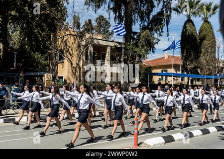 Nikosia, Nikosia, Zypern. März 2024. Die Studentenparade zum 203. Jahrestag des Unabhängigkeitstages findet heute vor der griechischen Botschaft in Nikosia, Zypern, statt. Der Jahrestag erinnert an den 25. März 1821, als die Griechen die Revolution gegen das Osmanische Reich begannen. (Credit Image: © Kostas Pikoulas/ZUMA Press Wire) NUR REDAKTIONELLE VERWENDUNG! Nicht für kommerzielle ZWECKE! Stockfoto