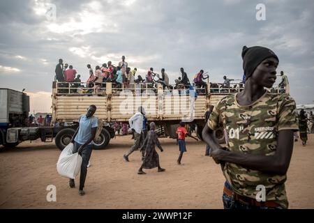 Renk, Südsudan. März 2024. Menschen, die vor dem sudanesischen Krieg fliehen, steigen von Bord eines Lastwagens, der sie vom Grenzübergang Joda im Südsudan nach Renk gebracht hat. Die meisten werden dort für ein oder zwei Wochen im Transitzentrum bleiben, bevor sie in andere Teile des Landes weiterfahren. Rund 1.000 südsudanesische Rückkehrer und sudanesische Flüchtlinge überqueren täglich die Grenze vom Sudan in den Südsudan. Der Krieg im Sudan, der im April 2023 begann, hat zur größten Vertreibungskrise der Welt geführt. Quelle: SOPA Images Limited/Alamy Live News Stockfoto