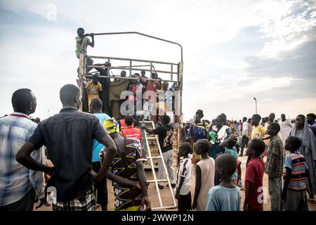 Renk, Südsudan. März 2024. Menschen, die vor dem sudanesischen Krieg fliehen, steigen von Bord eines Lastwagens, der sie vom Grenzübergang Joda im Südsudan nach Renk gebracht hat. Die meisten werden dort für ein oder zwei Wochen im Transitzentrum bleiben, bevor sie in andere Teile des Landes weiterfahren. Rund 1.000 südsudanesische Rückkehrer und sudanesische Flüchtlinge überqueren täglich die Grenze vom Sudan in den Südsudan. Der Krieg im Sudan, der im April 2023 begann, hat zur größten Vertreibungskrise der Welt geführt. Quelle: SOPA Images Limited/Alamy Live News Stockfoto