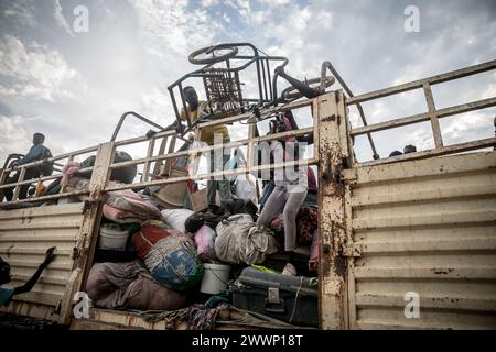 Renk, Südsudan. März 2024. Ein Rollstuhl wird von einem LKW entladen, der sudanesische Flüchtlinge und Rückkehrer aus dem Süden Sudans vom Grenzübergang Joda im Südsudan nach Renk transportiert hat. Rund 1.000 südsudanesische Rückkehrer und sudanesische Flüchtlinge überqueren täglich die Grenze vom Sudan in den Südsudan. Der Krieg im Sudan, der im April 2023 begann, hat zur größten Vertreibungskrise der Welt geführt. Quelle: SOPA Images Limited/Alamy Live News Stockfoto