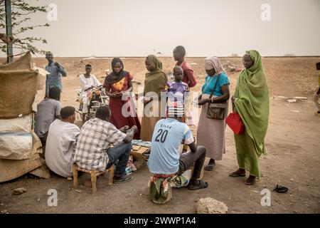 Joda, Südsudan. März 2024. Geldwechsler in Joda, an der sudanesischen Grenze, helfen Menschen beim Umtausch ihres Geldes in Landeswährung. Rund 1.000 südsudanesische Rückkehrer und sudanesische Flüchtlinge überqueren täglich die Grenze vom Sudan in den Südsudan. Der Krieg im Sudan, der im April 2023 begann, hat zur größten Vertreibungskrise der Welt geführt. Quelle: SOPA Images Limited/Alamy Live News Stockfoto