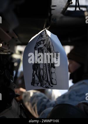 Marines mit Fuchsbatterie, 2. Bataillon, 14. Marine-Regiment, 4. Marine-Division, Marine Forces Reserve zeigen esprit de Corps, indem sie ein Bild des Schutzpatrons der Feldartillerie, Saint Barbara, zeigen. in einem High Mobility Artillery Rocket System (HIMARS) während der Übung Arctic Edge 2024 (AE24) auf der Eielson Air Force Base, Alaska, 26. Februar 2024. Fox Battery, 2nd Battalion, 14th Marine Regiment, 4th Marine Division, war 2007 die erste Einheit, die HIMARS im Kampf einsetzte. AE24 ist eine vom US-Northern Command geführte Homeland Defense Übung, die die Fähigkeiten des US-Militärs in extremer Weise demonstriert Stockfoto