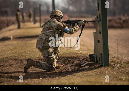 Der vierte Tag des 310. ESC Best Warrior Competition, 7. Februar 2024, bestand aus M4-Gewehrqualifikation, einem Hinderniskurs und einer medizinischen Beurteilung/Bewegungsspur. Ein Konkurrent konnte sich in Camp Atterbury, Indiana, für die M4-Strecke qualifizieren. Stockfoto