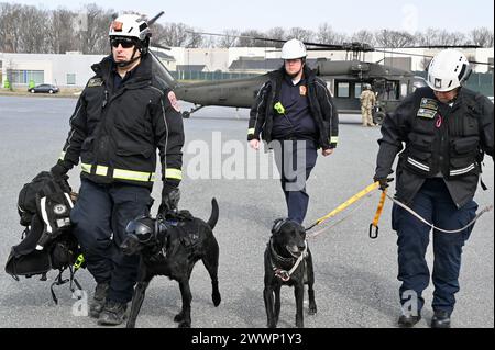 Maryland Task Force 1 (MD-TF1) und Virginia Task Force 1 (VA-TF1) der Federal Emergency Management Agency (FEMA) trainieren während einer Übung der Urban Search and Rescue Task Force im Montgomery County Airpark und der Public Safety Training Academy (PSTA), 15. Februar 2024. Die Ausbildung stellt eine neue Partnerschaft für Mitglieder des Luftfahrtabteilungsbezirks der D.C. National Guard dar, der auch District Dustoff genannt wird und die Interoperabilität und Vertrautheit zwischen Partnern verbessern soll, die an der Katastrophenbewältigung im DMV beteiligt sind. Air National Guard Stockfoto