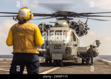 US-Marines, die der Marine Medium Tiltrotor Squadron (VMM) 165 (verstärkt), 15. Marine Expeditionary Unit, zugewiesen sind, bereiten einen CH-53E Super Hengst für Routineflugoperationen an Bord des amphibischen Transportdocks USS Somerset (LPD 25) vor, während sie am 15. Februar 2024 in der Philippinischen See unterwegs sind. Somerset und eingelaufene Teile der 15. MEU führen Routineoperationen im Einsatzgebiet der 7. US-Flotte durch. Die 7th Fleet ist die größte nach vorne gerichtete nummerierte Flotte der US Navy und interagiert routinemäßig mit Verbündeten und Partnern, um eine freie und offene Region im Indo-Pazifik zu erhalten. Marin Stockfoto