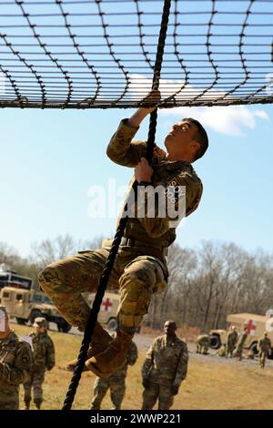 Der Senior Airman Daniel Talbot vom 118. Flügel klettert während des Luftangriffs-Hindernisses Tough One beim Tennessee State Best Warrior Competition in Tullahoma am 24. Februar 2024. Die harte ist die erste von neun Veranstaltungen auf dem gesamten Kurs. Armee-Nationalgarde Stockfoto