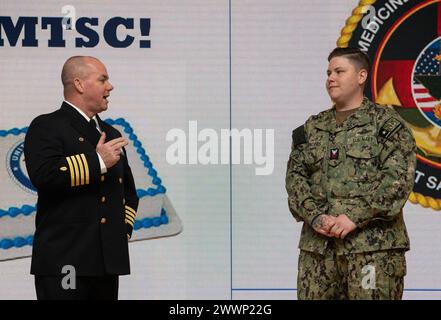 240229-N-DQ752-1015 GEMEINSAME BASIS SAN ANTONIO FT. SAM HOUSTON, Texas (29. Februar 2024) Kapitän Paul Allen, Kommandant des Navy Medicine Training Support Center (NMTSC), überreicht während einer Zeremonie in Anderson Hall am 29. Februar eine Marinekorps Achievement Medal. NMTSC ist der Kommandobereich der Marine, der administrative und operative Kontrolle über Navy-Personal und Studenten bietet, die dem Medical Education and Training Campus und anderen medizinischen Programmen in der Region San Antonio zugewiesen sind. Stockfoto