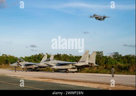Ein französischer Airbus A-400M Atlas passiert die F-15J Eagles der japanischen Luftwaffe während des Starts vom Northwest Field, Andersen Air Force Base, Guam, 8. Februar 2024 während der COPE North 24. Durch die kontinuierliche Zusammenarbeit und Integration verteilter Operationen während der COPE North 24 wird die Fähigkeit der gemeinsamen Truppe verbessert, in strenger Umgebung tätig zu werden. Luftwaffe Stockfoto