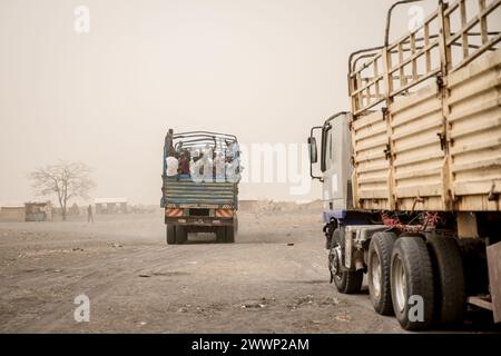 Südsudan. März 2024. Die Menschen werden in Lastwagen geladen, um sie von Joda an der sudanesischen Grenze nach Renk im Südsudan zu bringen, wo sie in einem Transitlager bleiben, bevor sie weiter ins Land transportiert werden. Rund 1.000 südsudanesische Rückkehrer und sudanesische Flüchtlinge überqueren täglich die Grenze vom Sudan in den Südsudan. Der Krieg im Sudan, der im April 2023 begann, hat zur größten Vertreibungskrise der Welt geführt. (Foto: Sally Hayden/SOPA Images/SIPA USA) Credit: SIPA USA/Alamy Live News Stockfoto