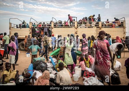 Renk, Südsudan. März 2024. Menschen, die vor dem sudanesischen Krieg fliehen, steigen von Bord eines Lastwagens, der sie vom Grenzübergang Joda im Südsudan nach Renk gebracht hat. Die meisten werden dort für ein oder zwei Wochen im Transitzentrum bleiben, bevor sie in andere Teile des Landes weiterfahren. Rund 1.000 südsudanesische Rückkehrer und sudanesische Flüchtlinge überqueren täglich die Grenze vom Sudan in den Südsudan. Der Krieg im Sudan, der im April 2023 begann, hat zur größten Vertreibungskrise der Welt geführt. (Foto: Sally Hayden/SOPA Images/SIPA USA) Credit: SIPA USA/Alamy Live News Stockfoto