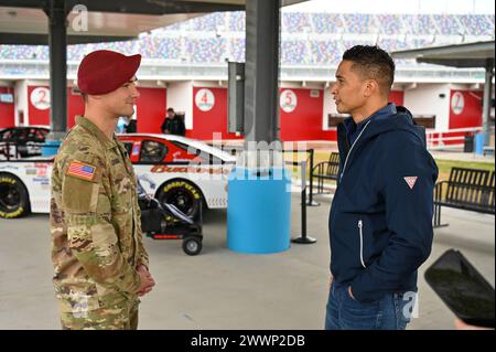 Sergeant Nolan Svoboda, ein Fallschirmjäger, der dem 82. Luftlandedivision 2. Bataillon, 505. Infanterieregiment der US Army zugeteilt wurde, nimmt an einem Fernsehinterview während der NASCAR Daytona 500 2024 in Daytona Beach, Florida, am Sonntag, 18. Februar 2024 Teil. Das Daytona 500 ist ein 500 km langes Motorrennen der NASCAR Cup Series, das jährlich ausgetragen wird und als das wichtigste und prestigeträchtigste Rennen im NASCAR-Kalender gilt. Stockfoto