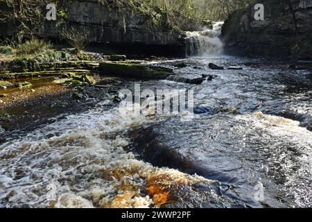 Der Wasserfall in der Nähe des Dorfes West Burtonj direkt vor Wensleydale in Richtung Bishopdale im Yorkshire Dales National Park Stockfoto