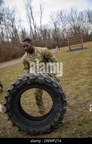 Der vierte Tag des 310. ESC Best Warrior Competition, 7. Februar 2024, bestand aus M4-Gewehrqualifikation, einem Hinderniskurs und einer medizinischen Beurteilung/Bewegungsspur. Sergeant David Roberson arbeitete sich über und durch die verschiedenen Hindernisse auf Camp Atterburys Vertrauenskurs. Stockfoto