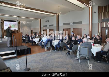 MILWAUKEE -- Kommandeur der 88th Readiness Division Generalmajor Matthew Baker vertrat die US Army Reserve beim Wisconsin Employer Support of the Guard and Reserve Freedom Award Alumni Luncheon am 16. Februar 2024 im Milwaukee County war Memorial am Ufer des Lake Michigan. Die Veranstaltung fand statt, um Fiserv, ein globales Unternehmen mit Hauptsitz in Brookfield, Wiss., für die Verleihung des Secretary of Defense Employer Support Freedom Award 2023 zu ehren. Baker war einer der wichtigsten Redner der Veranstaltung und dankte den Arbeitgebern für die hervorragende Unterstützung ihrer Mitarbeiter im Service. Er umgibt Stockfoto