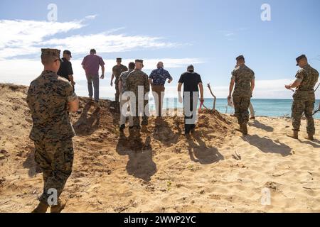 Jeremy Beaven, Befehlshaber der Marine Corps Base Hawaii, und MCBH Staff, Führer Tim Nelson, Stabschef, und Major Ryan Wathen, Verteidigungskollege für Rep. Ed Case, Hawaii First Congressional District, auf einer Tour durch die Küste in der Pu’uloa Range Training Facility, HI, 20. Februar 2024. Der Besuch verschaffte Nelson und Wathen einen Überblick über die PRTF sowie einen Überblick über die Bemühungen, den Anliegen der Bevölkerung im letzten Jahr Rechnung zu tragen. Marine Corps Stockfoto