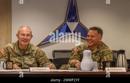 General Randy George, Stabschef der Armee, sitzt mit Generalleutnant Sean Bernabe, Kommandeur des III. Panzerkorps und Fort Cavazos, während Georgs Besuch in Fort Cavazos, Texas, am 20. Februar 2024. George diskutierte viele Themen mit der Führung des III. Korps während seines Besuchs in Fort Cavazos. Armee Stockfoto