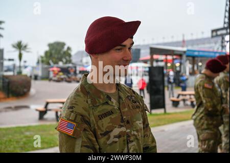 Sergeant Nolan Svoboda, ein Fallschirmjäger, der dem 82. Luftlandedivision 2. Bataillon, 505. Infanterieregiment der US Army zugeteilt wurde, bereitet sich auf ein Nachrichteninterview während der NASCAR Daytona 500 2024 in Daytona Beach, Florida, Sonntag, den 18. Februar 2024 vor. Das Daytona 500 ist ein 500 km langes Motorrennen der NASCAR Cup Series, das jährlich ausgetragen wird und als das wichtigste und prestigeträchtigste Rennen im NASCAR-Kalender gilt. Stockfoto