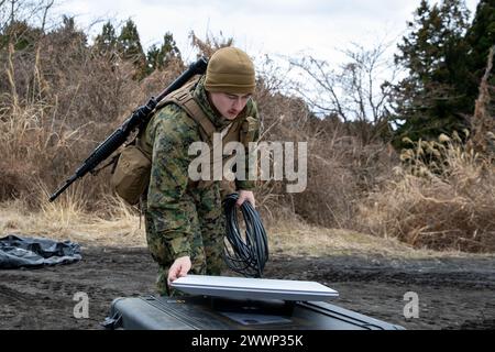 Jacob Walton, ein Netzwerkadministrator des Combat Logistics Regiment 3, 3rd Marine Logistics Group, stellt uns ein Satellitenkommunikationssystem mit kleinem Formfaktor während der Übung Winter Workhorse 24 auf dem Combined Arms Training Center Camp Fuji, Japan, 2. Februar 2024. Walton stammt aus Ohio. Winter Workhorse ist eine regelmäßig geplante Trainingsübung, die dazu dient, die Kampffähigkeiten in umkämpften Umgebungen zu verbessern. Marine Corps Stockfoto