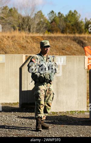 Guillermo Rodriguez von der 230. Nachhaltigkeitsbrigade wartet auf den Rückzug beim Tennessee State Best Warrior Competition in Tullahoma, 23. Februar 2024. Alle Konkurrenten setzten ihre M-4-Waffen auf Null, bevor sie mit einer Reihe von Kampfstationen fortfuhren. Armee-Nationalgarde Stockfoto