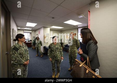 240214-N-UJ980-1001 SAN DIEGO (14. Februar 2024) Stellvertretende stellvertretende Sekretärin der Marine (Military Manpower and Personals) Frau Lisa Truesdale wird von Konteradmiral Guido Valdes, Kommandant der Naval Medical Forces Pacific, begrüßt. und Direktor des Defense Health Network Pacific Rim (DHNPR) und Kapitän Elizabeth Adriano, Direktorin des Naval Medical Center San Diego (NMCSD) und Navy Medicine Readiness and Training Command San Diego (NMRTCSD) Befehlshaber, während eines Besuchs im medizinischen Zentrum. Als Teil ihres Portfolios ist Truesdale für die Gesundheitspolitik verantwortlich, einschließlich des integrierten Behindertenfahrzeugs Stockfoto