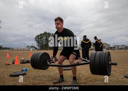 James Meacham, ein Infanterie-Mann, der das Land Dominance Center in Hinesville repräsentiert, das 78. Truppenkommando der Georgia Army National Guard, absolviert einen Totlift während des 2024 78. Truppenkommandos Best Warrior Competition in Fort Stewart, Georgia, 4. Februar 2024. Der 78th Truppenkommando Best Warrior Competition fördert den Esprit de Corps und würdigt Soldaten, die sich für die Werte der Armee einsetzen und den Krieger Ethos verkörpern. Armee-Nationalgarde Stockfoto
