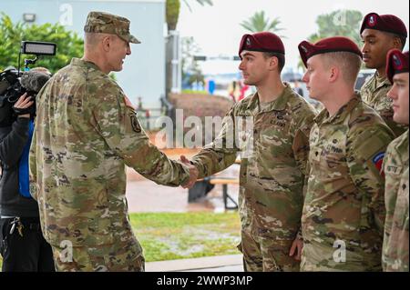 General Randy George, Stabschef der Armee, zusammen mit Sergeant Nolan Svoboda, einem Fallschirmjäger, der der 82. Luftlandedivision 2. Bataillon, 505. Infanterieregiment der US Army während des NASCAR Daytona 500 2024 in Daytona Beach, Florida, am Sonntag, 18. Februar 2024 zugeteilt wurde. Das Daytona 500 ist ein 500 km langes Motorrennen der NASCAR Cup Series, das jährlich ausgetragen wird und als das wichtigste und prestigeträchtigste Rennen im NASCAR-Kalender gilt. Stockfoto