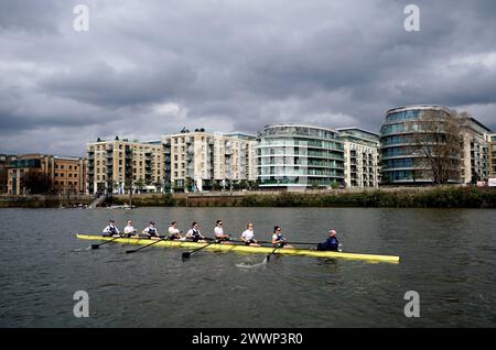 Das Oxford-Frauenteam während eines Trainings auf der Themse in London. Bilddatum: Montag, 25. März 2024. Stockfoto