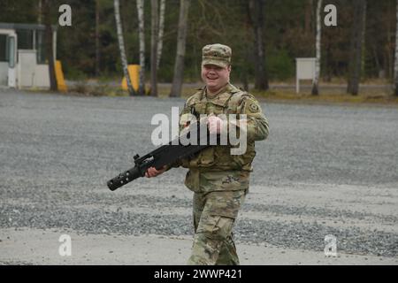 US-Soldaten, die dem 4. Geschwader, 2. Kavallerie-Regiment zugewiesen sind, bereiten am 29. Februar 2024 einen Grafenwoehr-Trainingsbereich mit dem Kaliber Browning M2 .50 vor. Das 2. Kavallerie-Regiment, das dem V-Korps, Amerikas vorwärtsstationiertem Korps in Europa, zugewiesen ist, arbeitet mit NATO-Verbündeten und regionalen Sicherheitspartnern zusammen, um glaubwürdige Kampftruppen bereitzustellen, die in der Lage sind, schnell im gesamten europäischen Theater zu stationieren, um die NATO-Allianz zu verteidigen. Armee Stockfoto