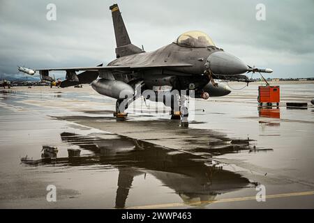 Ein F-16D Fighting Falcon, der der Shaw Air Force Base, S.C. zugewiesen ist, sitzt auf einer Alarmmission während der ÜBUNG BAMBUS EAGLE 24-1. Februar 2024 auf der March Air Reserve Base, Kalifornien. Bamboo Eagle ist eine Übung, die als Expeditionsflugplatz konzipiert wurde, in der sich alliierte Streitkräfte auf Agile Combat Employment Command and Control, Air Superiority und Joint war at Sea konzentrierten. Luftwaffe Stockfoto