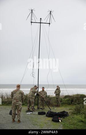 Die US-Luftstreitkräfte mit der 726. Air Control Squadron, der 366th Operations Group, richteten während des Projekts Convergence-Capstone 4 ein Kommunikationssystem in Camp Pendleton ein. Dieses System ermöglicht es der USAF, Bodendaten zügig mit Air Traffic Control Towers und Bodenkräften an verschiedenen Orten gleichzeitig zu teilen. Armee Stockfoto
