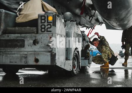 Kyle Stowers, ein Mitglied der 333rd Fighter Generation Squadron, lädt Munition auf einen F-15E Strike Eagle während eines jährlichen Lastenwettbewerbs auf der Seymour Johnson Air Force Base, North Carolina, am 23. Februar 2024. Die Teams bestanden aus den Flugzeugen der 333., 334., 335. Und 336. Jagdgenerationsgeschwader sowie der 414. Jagdgruppe. Luftwaffe Stockfoto