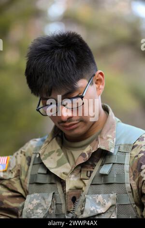 Guillermo Rodriguez von der 230. Nachhaltigkeitsbrigade führt während des Tennessee State Best Warrior Competition am 23. Februar 2024 in Tullahoma Funkladeverfahren durch. Bei dieser Veranstaltung wurden die Teilnehmer nach der Montage eines Funkgeräts und der Einberufung einer Kampfverletzung bewertet. Armee-Nationalgarde Stockfoto