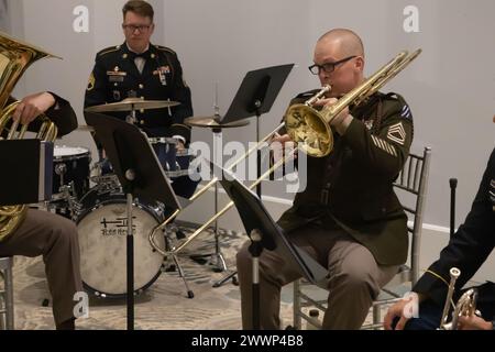 Stephen Reier, Mitglied der 3rd Infantry Division Band, tritt am 2. Februar 2024 mit dem Bläserquintett bei einem Dinner in der griechisch-orthodoxen Kirche der Heiligen Dreifaltigkeit in Charleston, South Carolina auf. Das Abendessen wurde vom Military College of South Carolina veranstaltet, um den Fortschritt seiner Kadetten zu feiern, bevor sie als Offiziere der US-Armee in auftrag gegeben wurden. Armee Stockfoto