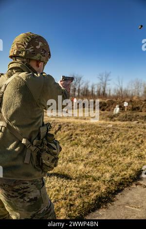 Der zweite Tag des 310. ESC Best Warrior Wettbewerbs begann am 5. Februar 2024 mit der Qualifikation der Soldaten mit M17-Pistole in Camp Atterbury, Indiana. Stockfoto