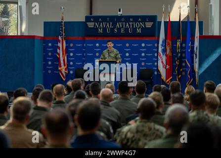 Rick Freedman, Deputy Surgeon General der Navy und Deputy Chief, Bureau of Medicine and Surgery, sprach am 7. Februar 2024 mit medizinischen Anbietern aus der Luft- und Raumfahrt auf der United States Naval Aerospace Conference (USNAC). Die Veranstaltung wurde vom Naval Aerospace Medical Institute (NAMI), einer Abteilung der NMOTC, veranstaltet und fand im National Naval Aviation Museum statt. Die Konferenz dient dem Austausch von Ideen und Wissen in der Luft- und Raumfahrtmedizin und findet alle zwei Jahre statt. Stockfoto