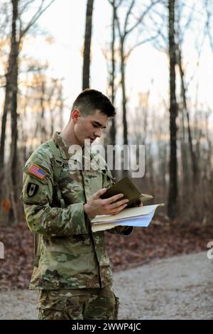 Shannon Phann vom 30. Truppenkommando der Tennessee Army National Guardsman sieht die Koordinaten der Landschifffahrt während des Tennessee State Best Warrior Competition in Tullahoma, 23. Februar 2024. Die Wettbewerber hatten während der Veranstaltung keinen zusätzlichen Einsatz von Technologie. Armee-Nationalgarde Stockfoto