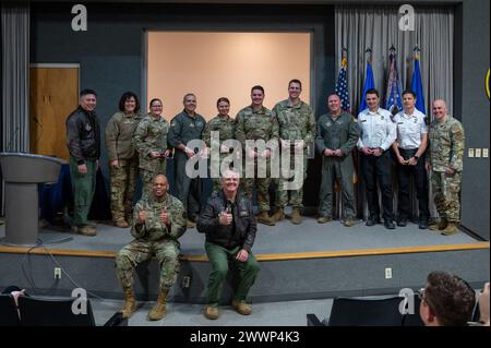 Die Gewinner der jährlichen Auszeichnungen des 434. Luftbetankungswings 2023 posieren für ein Gruppenfoto mit der Führung des Flügels sowie leitenden Führern der Vierten Luftwaffe auf der Grissom Air Reserve Base, Ind., 4. Februar 2024. Luftwaffe Stockfoto